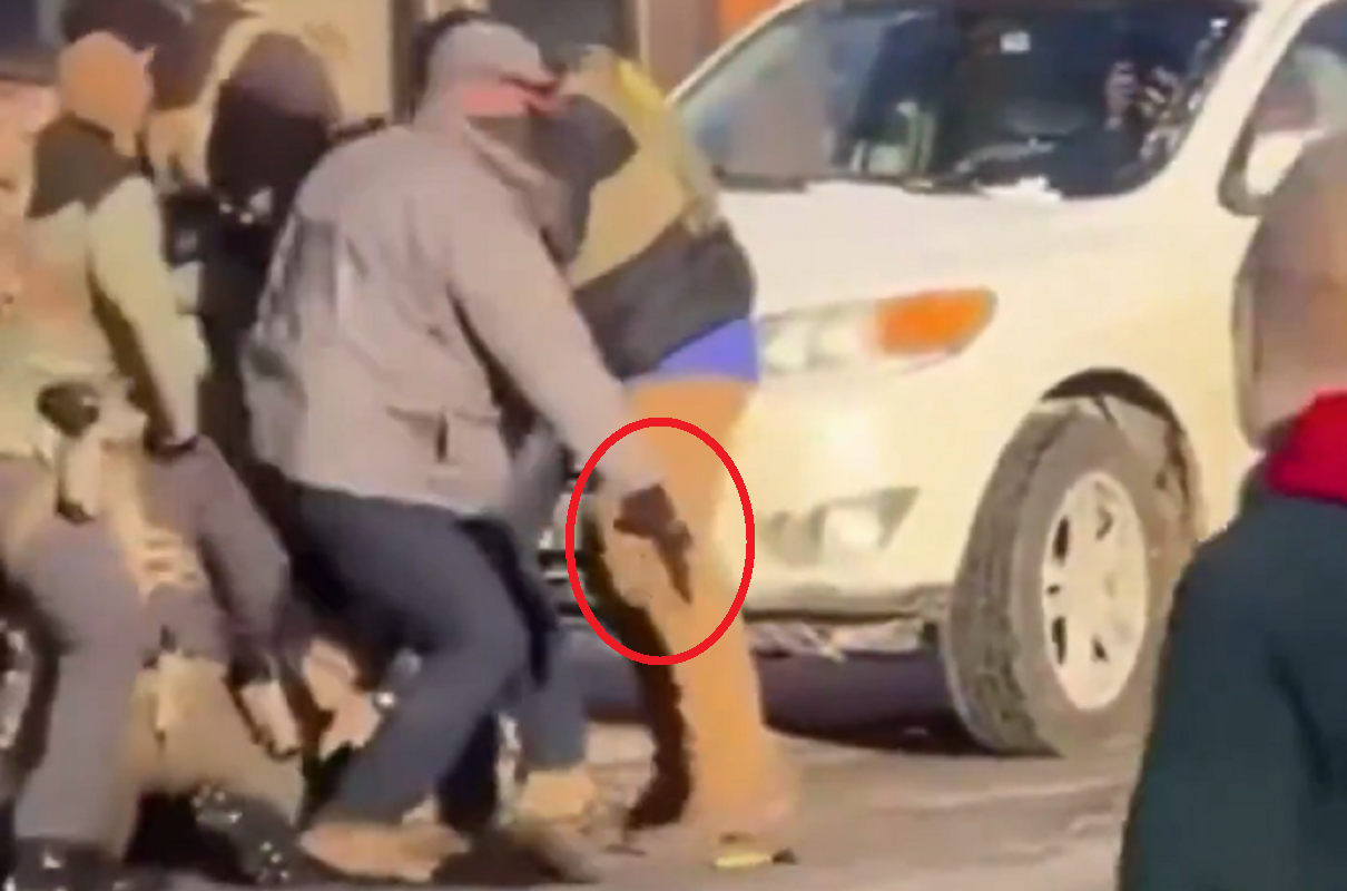 A federal ICE agent disarmed Alex Pretti before the VA nurse was shot ...